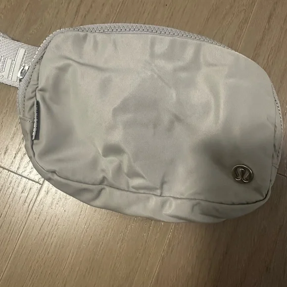 Lululemon Everywhere Belt Bag 1L - Picture 2 of 3